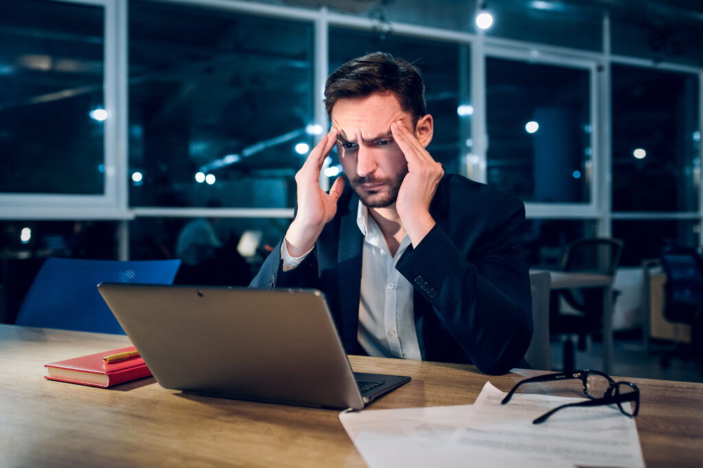 hombre negocios cansado terminando trabajo noche